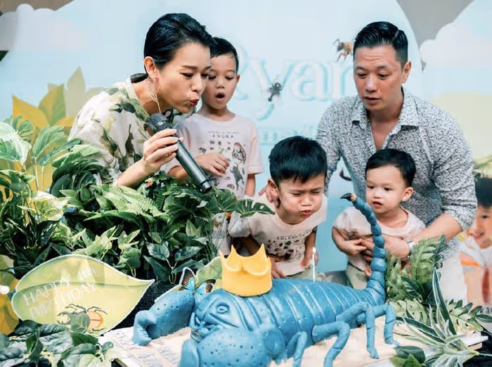 胡杏兒曬全家福為次子慶生,4歲Ryan徒手抓蛇超勇敢,鄭嘉穎妻兒現身