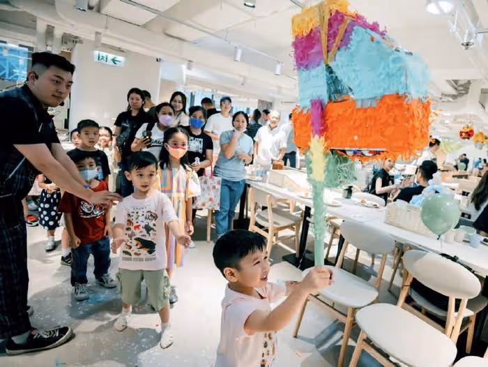 胡杏兒曬全家福為次子慶生,4歲Ryan徒手抓蛇超勇敢,鄭嘉穎妻兒現身