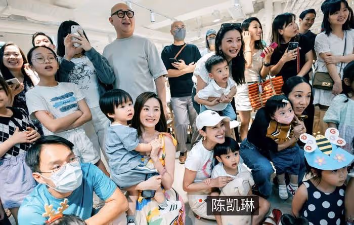 胡杏兒曬全家福為次子慶生,4歲Ryan徒手抓蛇超勇敢,鄭嘉穎妻兒現身