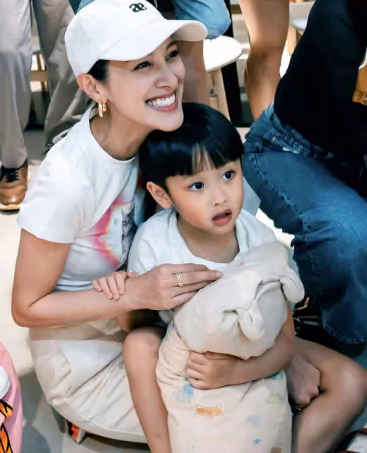 胡杏兒曬全家福為次子慶生,4歲Ryan徒手抓蛇超勇敢,鄭嘉穎妻兒現身