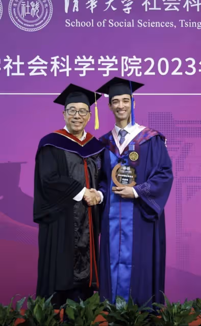 韋唯學霸長子曬碩士畢業照,與清華大學教授合影,和女友十指緊扣