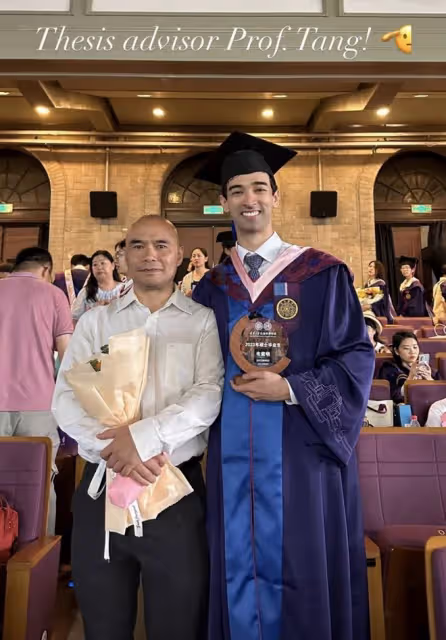 韋唯學霸長子曬碩士畢業照,與清華大學教授合影,和女友十指緊扣