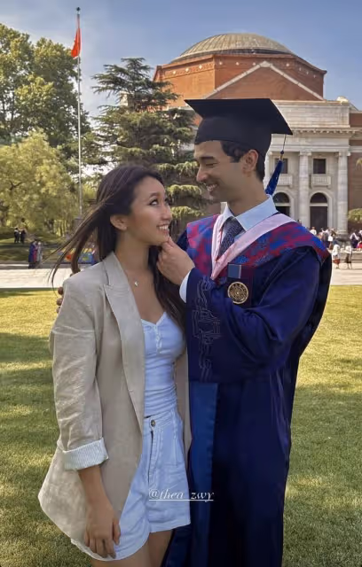韋唯學霸長子曬碩士畢業照,與清華大學教授合影,和女友十指緊扣
