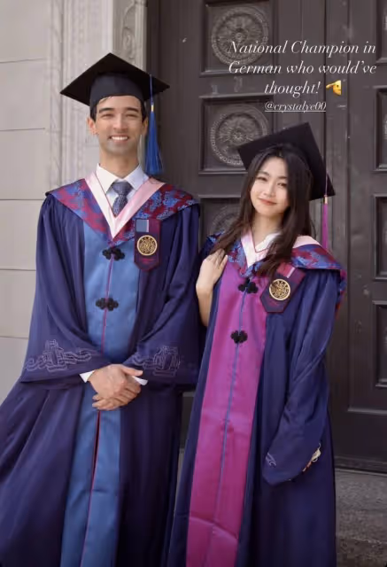 韋唯學霸長子曬碩士畢業照,與清華大學教授合影,和女友十指緊扣
