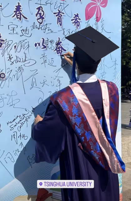 韋唯學霸長子曬碩士畢業照,與清華大學教授合影,和女友十指緊扣