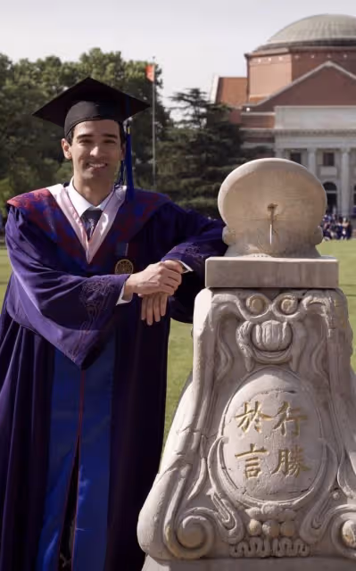韋唯學霸長子曬碩士畢業照,與清華大學教授合影,和女友十指緊扣