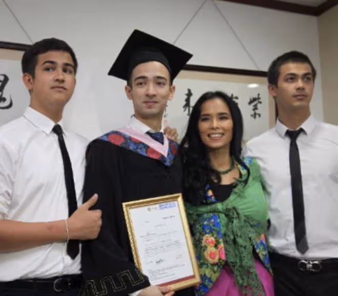 韋唯學霸長子曬碩士畢業照,與清華大學教授合影,和女友十指緊扣