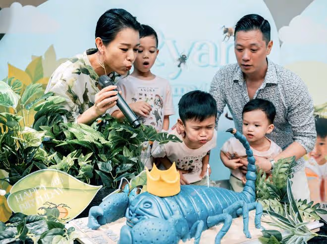 胡杏兒曬全家福為次子慶生,Ryan徒手抓蛇超勇敢,鄭嘉穎妻兒現身