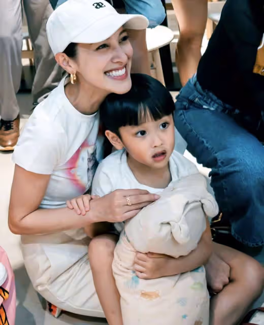 胡杏兒曬全家福為次子慶生,Ryan徒手抓蛇超勇敢,鄭嘉穎妻兒現身