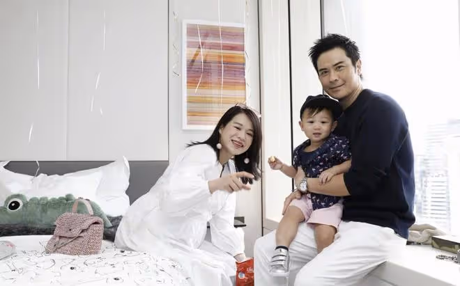 胡杏兒曬全家福為次子慶生,Ryan徒手抓蛇超勇敢,鄭嘉穎妻兒現身
