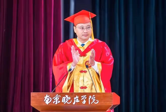 曝高校副書記和他人妻子偷情,開房5小時難分難捨,女子腿都軟了