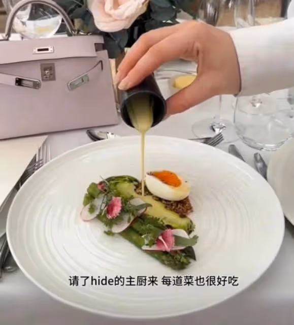 章澤天英國參加皇家賽馬會!打扮貴氣交談顯風範,產後身材引熱議