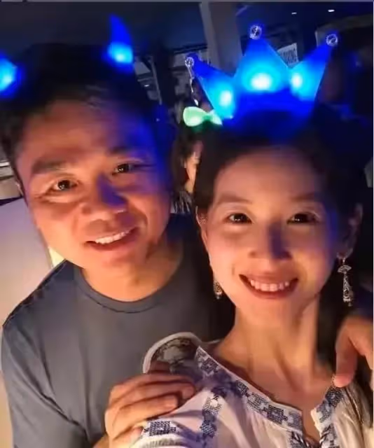 章澤天英國參加皇家賽馬會!打扮貴氣交談顯風範,產後身材引熱議