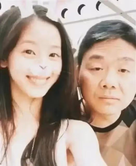 章澤天英國參加皇家賽馬會!打扮貴氣交談顯風範,產後身材引熱議
