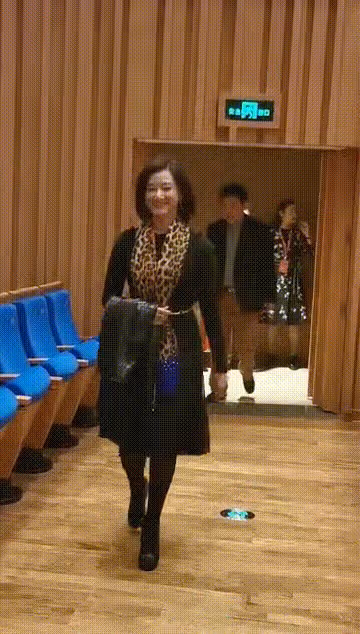 宋祖英:出門沒背萬元包包,而是毫不起眼的大布袋,低調又接地氣