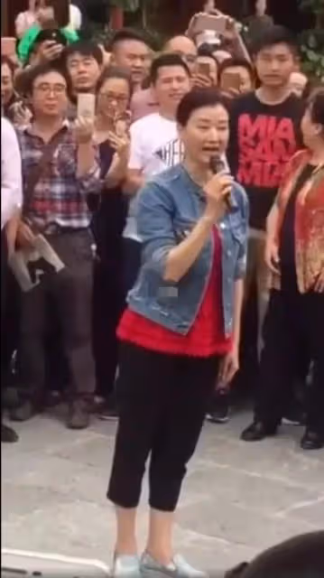 宋祖英:出門沒背萬元包包,而是毫不起眼的大布袋,低調又接地氣