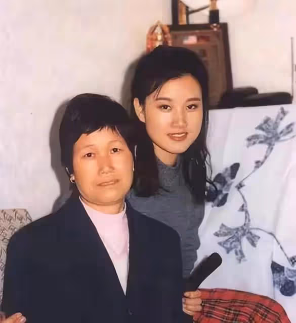 宋祖英:出門沒背萬元包包,而是毫不起眼的大布袋,低調又接地氣