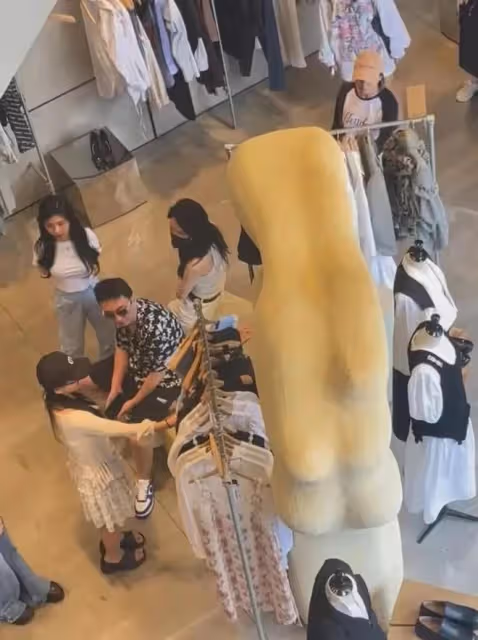 王思聰帶眾美女坐私人機赴川,這是安心泡妞不思進取?你誤解他了