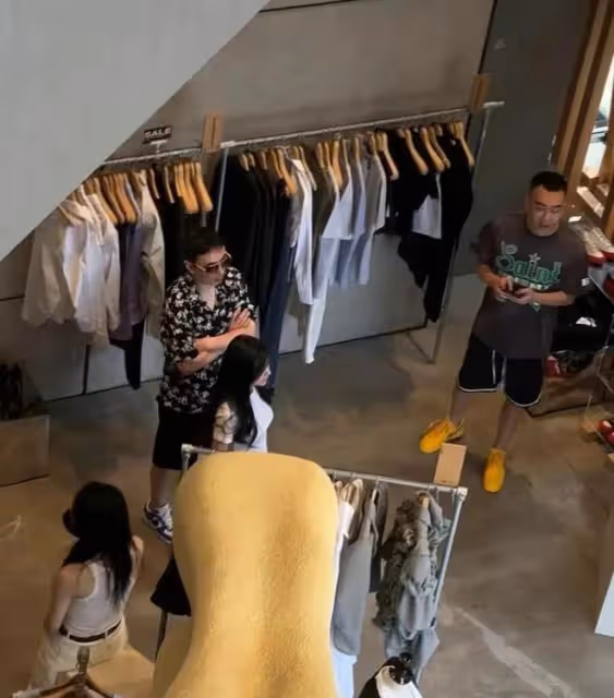 王思聰帶眾美女坐私人機赴川，這是安心泡妞不思進取？你誤解他了