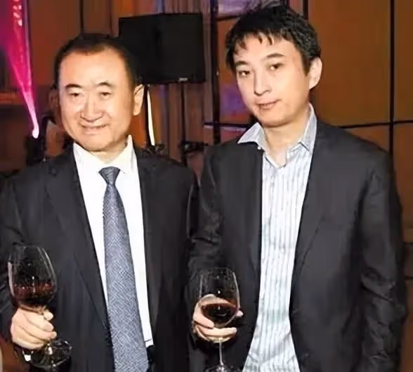 王思聰帶眾美女坐私人機赴川，這是安心泡妞不思進取？你誤解他了