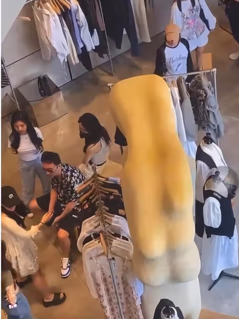 王思聰:摟新女友肩膀逛街,女友身材超好上圍傲人,還撞臉王子文