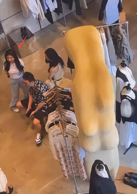 王思聰:摟新女友肩膀逛街,女友身材超好上圍傲人,還撞臉王子文