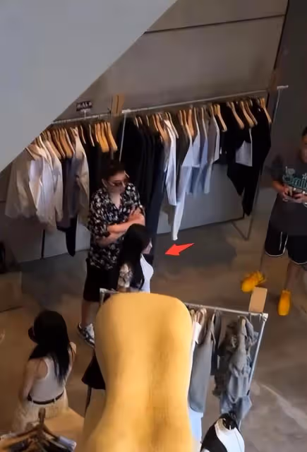 王思聰:摟新女友肩膀逛街,女友身材超好上圍傲人,還撞臉王子文