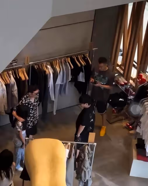 王思聰:摟新女友肩膀逛街,女友身材超好上圍傲人,還撞臉王子文