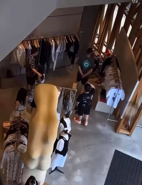 王思聰:摟新女友肩膀逛街,女友身材超好上圍傲人,還撞臉王子文