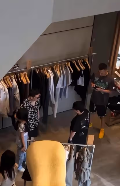 王思聰:摟新女友肩膀逛街,女友身材超好上圍傲人,還撞臉王子文