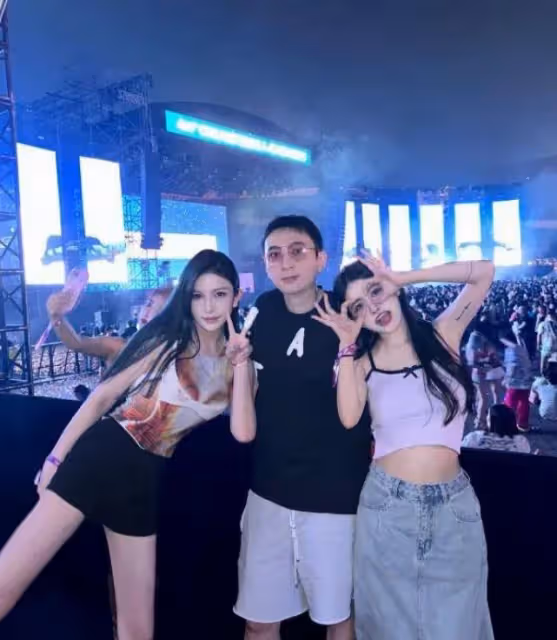 王思聰：摟新女友肩膀逛街，女友身材超好上圍傲人，還撞臉王子文