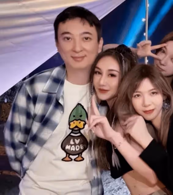 王思聰：摟新女友肩膀逛街，女友身材超好上圍傲人，還撞臉王子文
