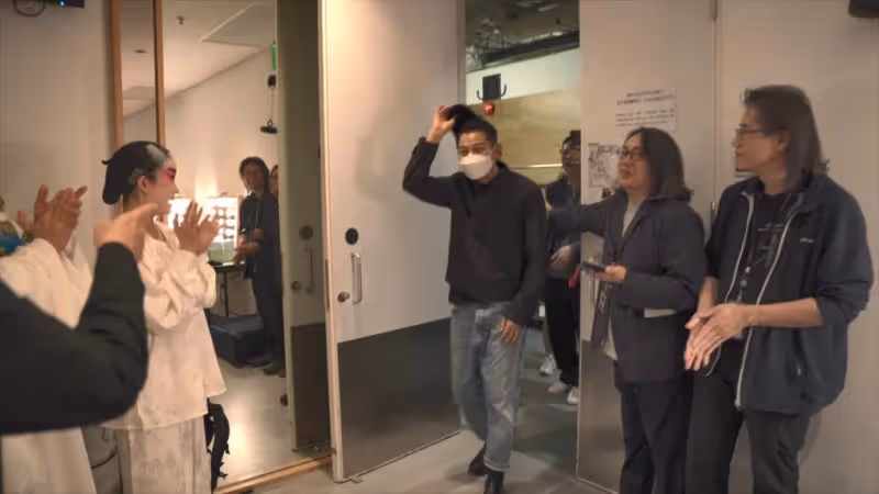 劉德華驚喜現身支持粵劇《帝女花》65周年學生版,人人受寵若驚