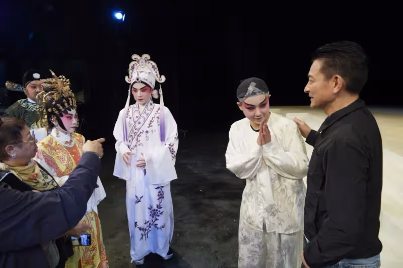 劉德華驚喜現身支持粵劇《帝女花》65周年學生版,人人受寵若驚