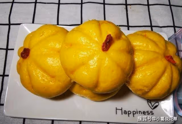 南瓜別再煮粥，做成好看又好吃的南瓜饅頭，香甜柔軟，孩子喜歡吃~