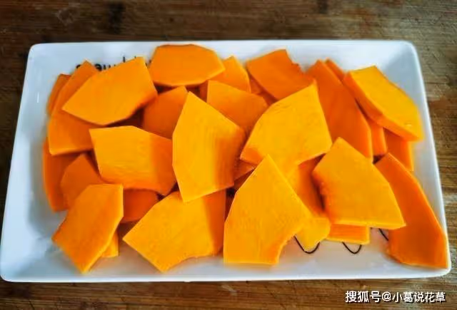 南瓜別再煮粥，做成好看又好吃的南瓜饅頭，香甜柔軟，孩子喜歡吃~