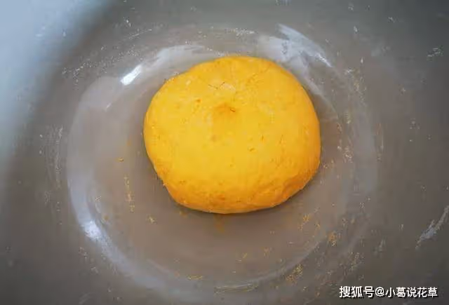 南瓜別再煮粥，做成好看又好吃的南瓜饅頭，香甜柔軟，孩子喜歡吃~