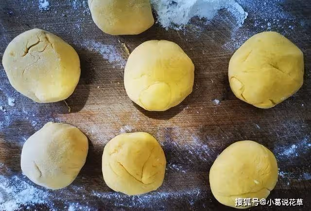 南瓜別再煮粥，做成好看又好吃的南瓜饅頭，香甜柔軟，孩子喜歡吃~