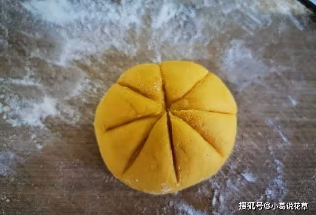 南瓜別再煮粥，做成好看又好吃的南瓜饅頭，香甜柔軟，孩子喜歡吃~