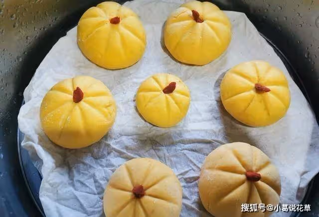 南瓜別再煮粥，做成好看又好吃的南瓜饅頭，香甜柔軟，孩子喜歡吃~