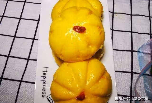 南瓜別再煮粥，做成好看又好吃的南瓜饅頭，香甜柔軟，孩子喜歡吃~