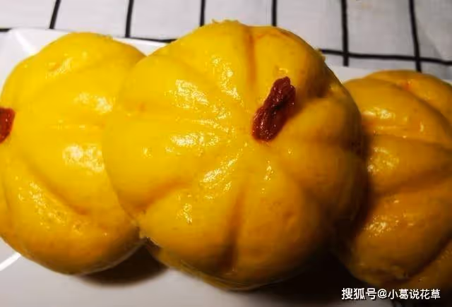 南瓜別再煮粥，做成好看又好吃的南瓜饅頭，香甜柔軟，孩子喜歡吃~