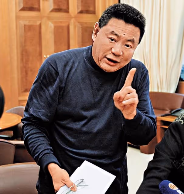 71歲劉鑾雄「重出江湖」,攜嬌妻甘比參加聚會!換腎後精神已好轉