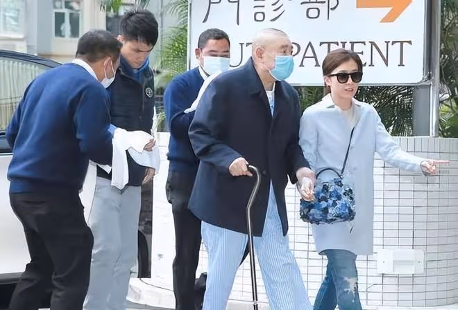 71歲劉鑾雄「重出江湖」,攜嬌妻甘比參加聚會!換腎後精神已好轉