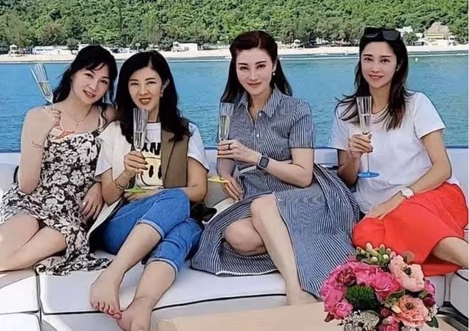 71歲劉鑾雄「重出江湖」,攜嬌妻甘比參加聚會!換腎後精神已好轉