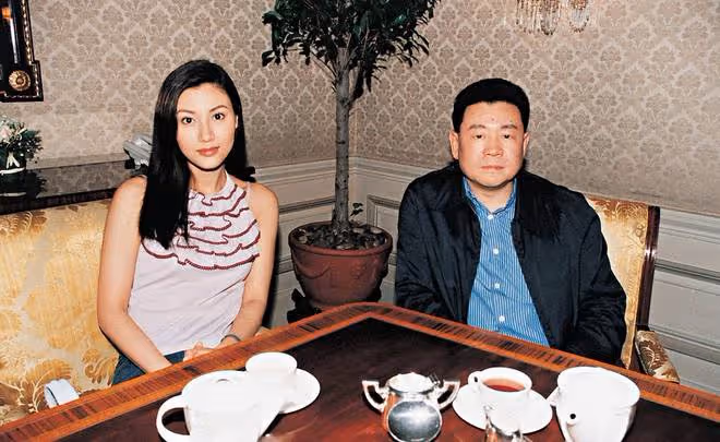 71歲劉鑾雄「重出江湖」,攜嬌妻甘比參加聚會!換腎後精神已好轉