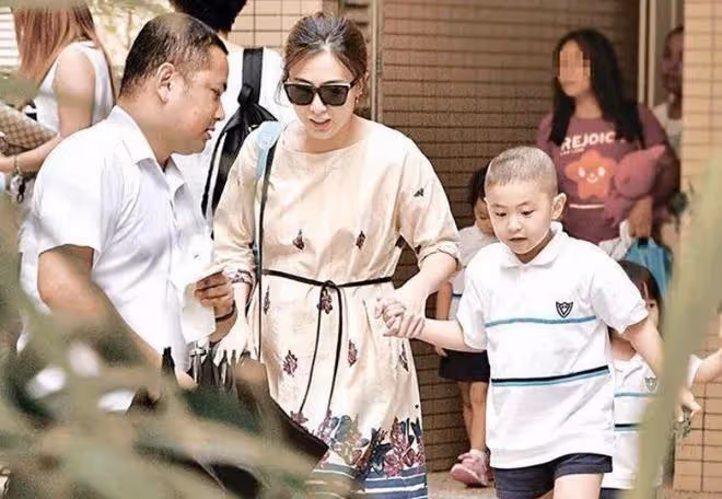 71歲劉鑾雄「重出江湖」,攜嬌妻甘比參加聚會!換腎後精神已好轉