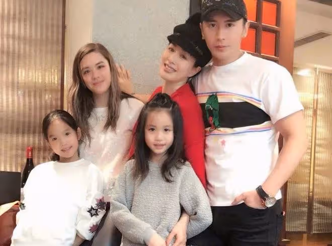 鍾麗緹14歲女兒辣妹打扮引熱議!愛化妝染髮顯成熟,目前身處國外