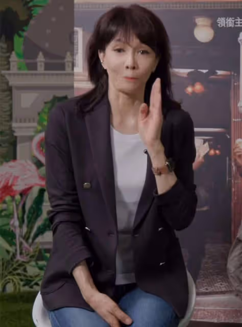 65歲鄭裕玲轉型當網紅,與周潤發嘴對嘴親吻不避嫌,曾8次演情侶