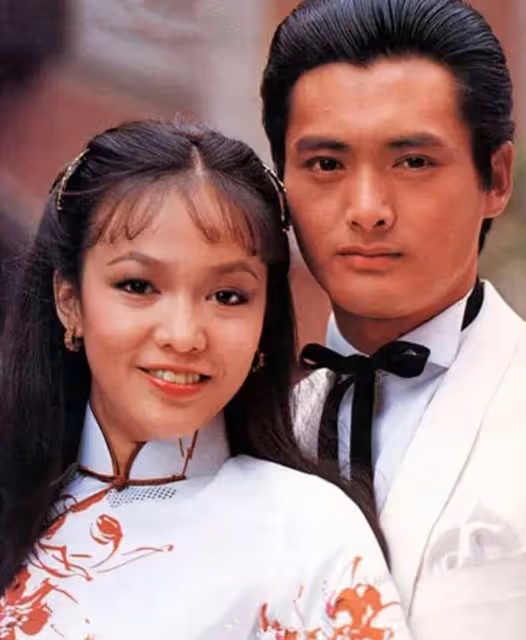 65歲鄭裕玲轉型當網紅,與周潤發嘴對嘴親吻不避嫌,曾8次演情侶